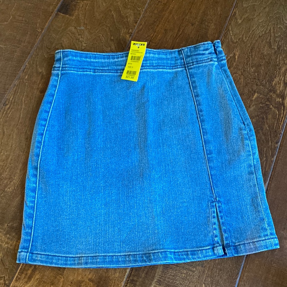 NWT RSQ Denim Skirt with side zip. Size Small (Fits like 8/10)